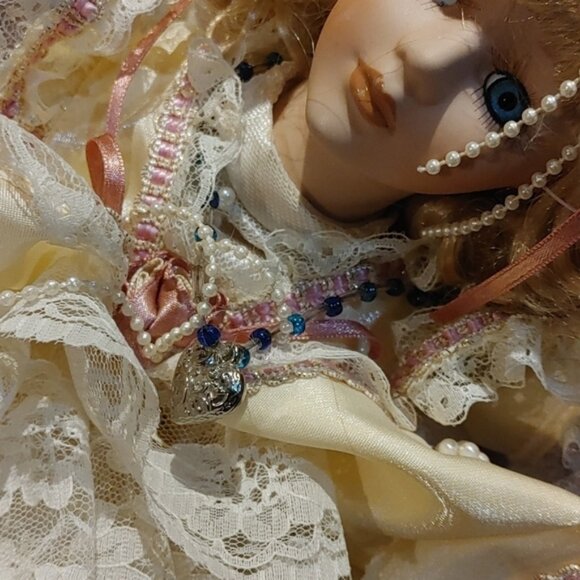 Collector’s Choice 9” seated Musical Porcelain Victorian Doll - Picture 4 of 9